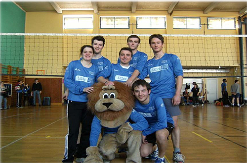 L’équipe lyonnaise de Volley-ball et la Mascotte de l’AE Lyon L’équipe lyonnaise de Volley-ball et la Mascotte de l’AE Lyon