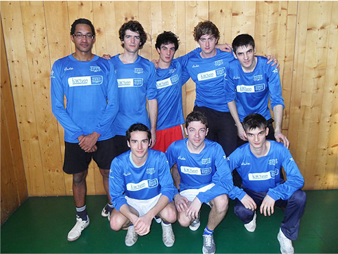 L’équipe lyonnaise de Volley-ball et la Mascotte de l’IAE Lyon L’équipe lyonnaise de Volley-ball et la Mascotte de l’IAE Lyon
